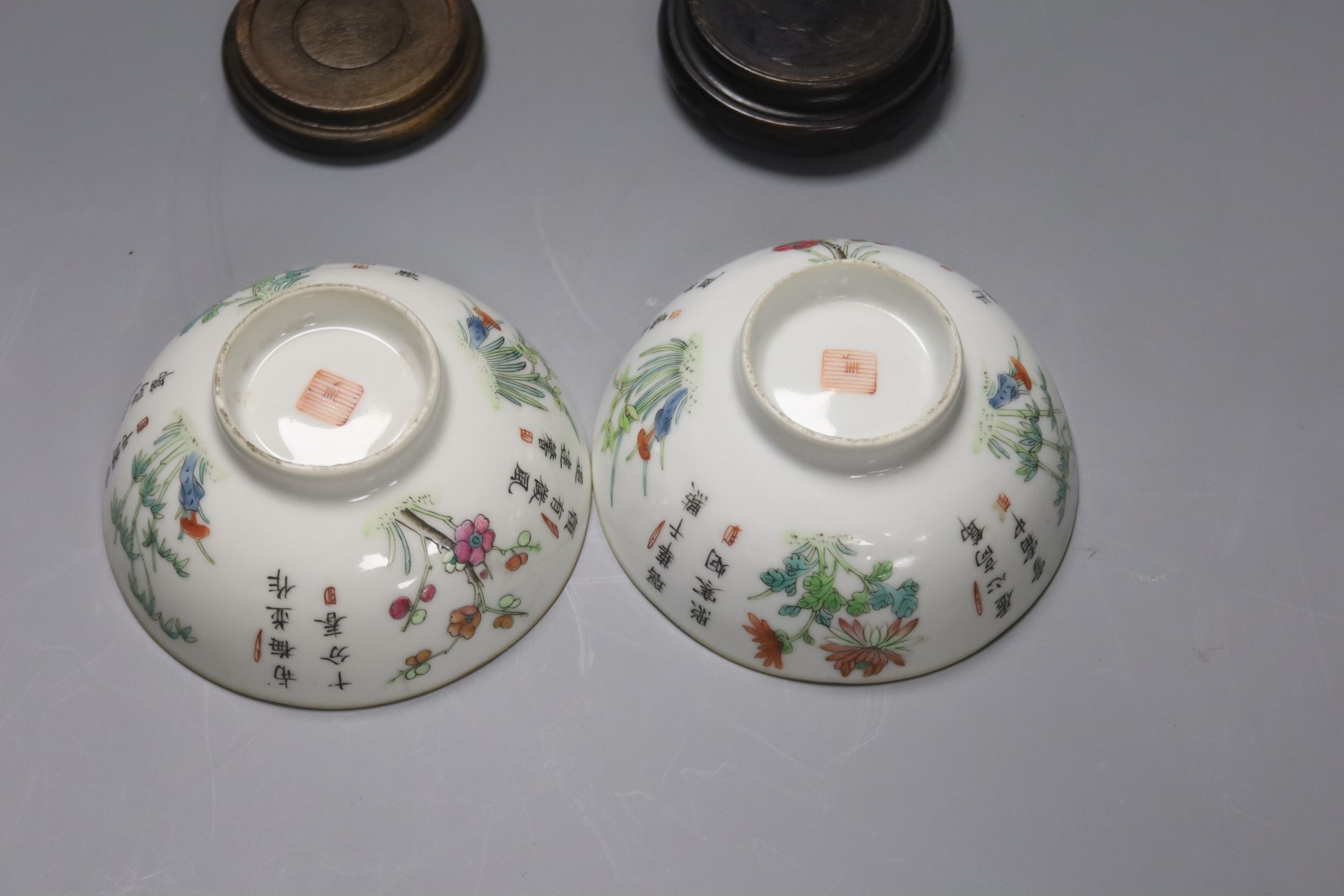 A pair of Chinese famille rose bowls on stands 11cm